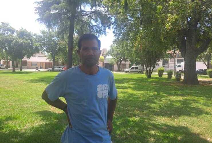 Imagen de Est&aacute; en situaci&oacute;n de calle: Qued&oacute; varado en Arroyo Seco tras perder su trabajo en el sur y pide ayuda para volver con su madre