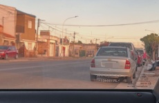 Imagen de Reclamo: �Esto pasa todos los d&iacute;as. La ruta nueva la usan como estacionamiento�