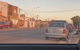 Imagen de Reclamo: �Esto pasa todos los d&iacute;as. La ruta nueva la usan como estacionamiento�