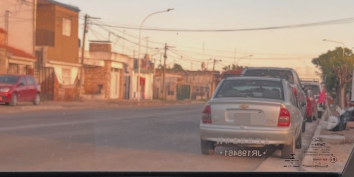 Imagen de Reclamo: �Esto pasa todos los d&iacute;as. La ruta nueva la usan como estacionamiento�