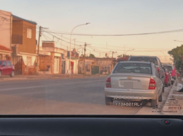 Imagen de Reclamo: �Esto pasa todos los d&iacute;as. La ruta nueva la usan como estacionamiento�