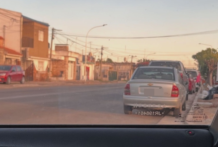 Imagen de Reclamo: �Esto pasa todos los d&iacute;as. La ruta nueva la usan como estacionamiento�