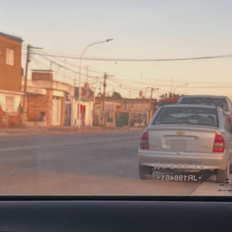 Imagen de Reclamo: �Esto pasa todos los d&iacute;as. La ruta nueva la usan como estacionamiento�