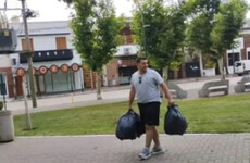 Imagen de Mientras nos tapa el mal olor, el secretario de Medio Ambiente se sigue auto fotografiando