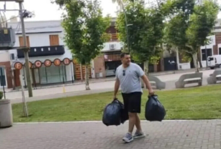 Imagen de Mientras nos tapa el mal olor, el secretario de Medio Ambiente se sigue auto fotografiando