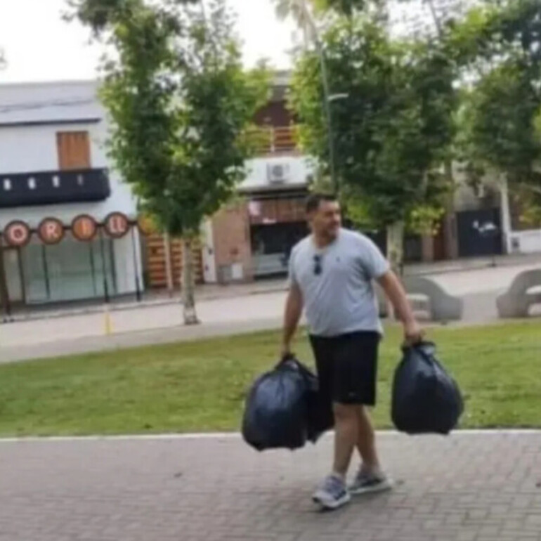 Imagen de Mientras nos tapa el mal olor, el secretario de Medio Ambiente se sigue auto fotografiando