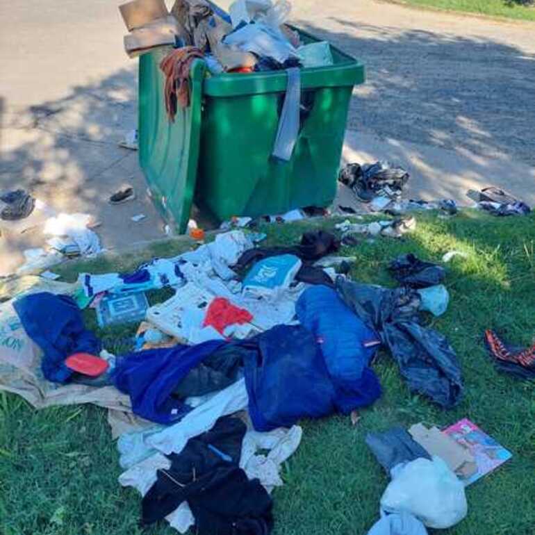 Imagen de Vecinos denuncian un basural constante en el contenedor de G&aacute;lvez y Churchill