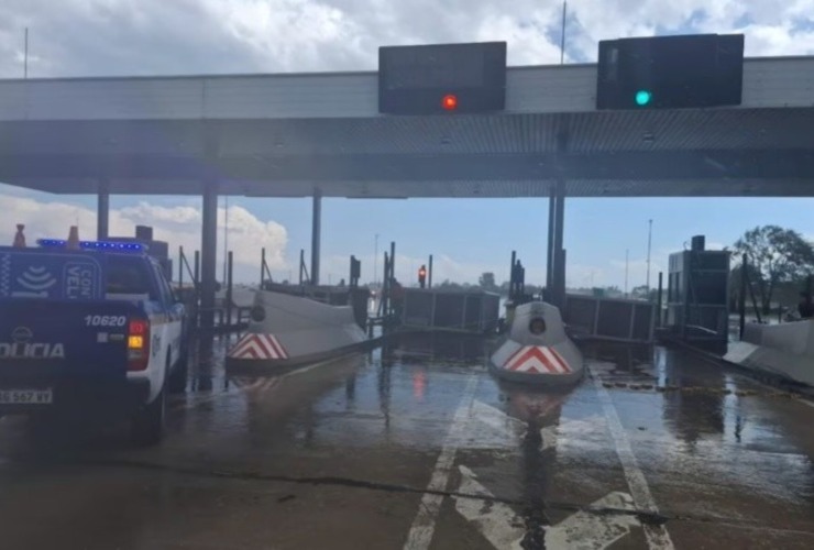Imagen de Trágico temporal en Córdoba: un muerto y varios heridos tras desprenderse una cabina de peaje Imagen de Trágico temporal en Córdoba: un muerto y varios heridos tras desprenderse una cabina de peaje