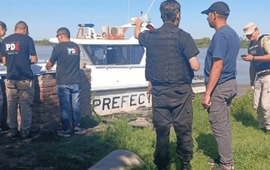 Los oficiales de prefectura detectaron adem&aacute;s de los cuerpos, un arma y un animal tambi&eacute;n sin vida en el bote.
