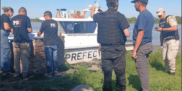 Los oficiales de prefectura detectaron adem&aacute;s de los cuerpos, un arma y un animal tambi&eacute;n sin vida en el bote.