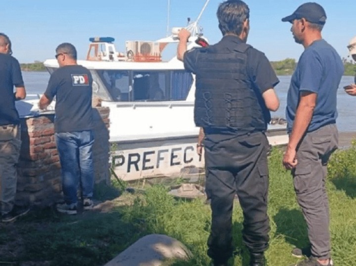 Los oficiales de prefectura detectaron adem&aacute;s de los cuerpos, un arma y un animal tambi&eacute;n sin vida en el bote.