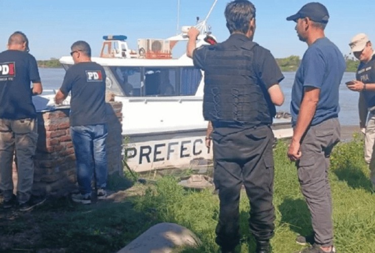Los oficiales de prefectura detectaron además de los cuerpos, un arma y un animal también sin vida en el bote. Los oficiales de prefectura detectaron además de los cuerpos, un arma y un animal también sin vida en el bote.