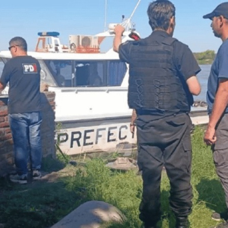 Los oficiales de prefectura detectaron adem&aacute;s de los cuerpos, un arma y un animal tambi&eacute;n sin vida en el bote.