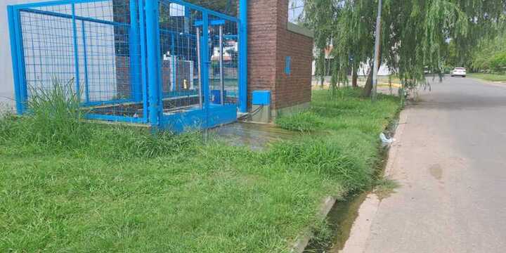 Imagen de Vecinos del barrio G&uuml;emes denuncian una p&eacute;rdida cloacal que ya lleva m&aacute;s de diez d&iacute;as sin soluci&oacute;n
