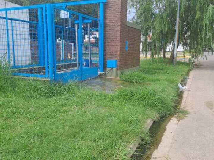 Imagen de Vecinos del barrio G&uuml;emes denuncian una p&eacute;rdida cloacal que ya lleva m&aacute;s de diez d&iacute;as sin soluci&oacute;n