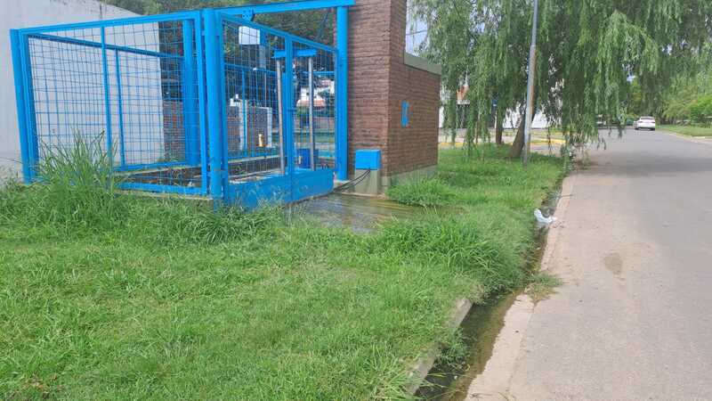 Imagen de Vecinos del barrio G&uuml;emes denuncian una p&eacute;rdida cloacal que ya lleva m&aacute;s de diez d&iacute;as sin soluci&oacute;n