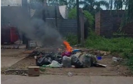 Adem&aacute;s a escasos metros de donde se inici&oacute; el fuego hay un transformador de la EPE.