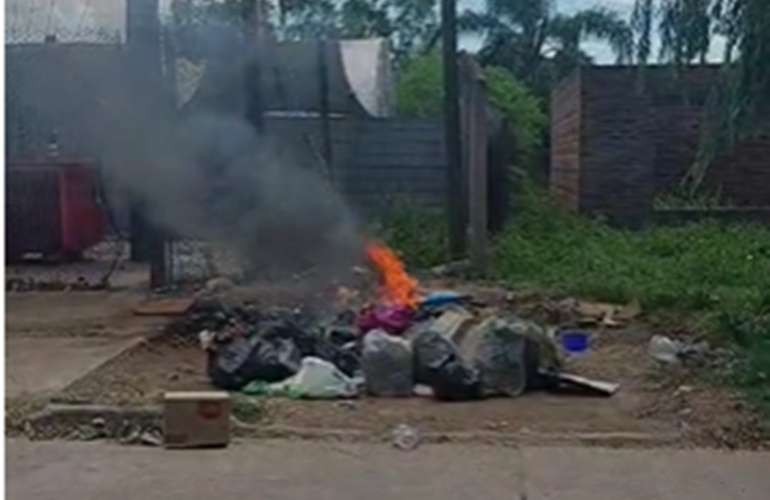 Adem&aacute;s a escasos metros de donde se inici&oacute; el fuego hay un transformador de la EPE.