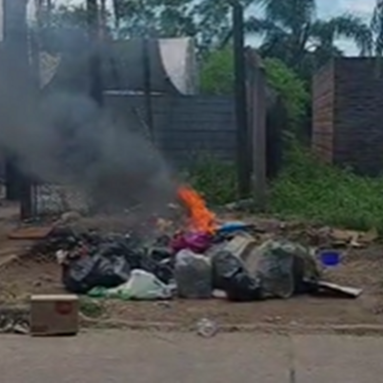 Adem&aacute;s a escasos metros de donde se inici&oacute; el fuego hay un transformador de la EPE.