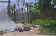 Imagen de Usan una casa en construcci&oacute;n como ba&ntilde;o p&uacute;blico: basura, incendios y bronca vecinal en la zona de la vieja Usina