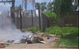 Imagen de Usan una casa en construcci&oacute;n como ba&ntilde;o p&uacute;blico: basura, incendios y bronca vecinal en la zona de la vieja Usina