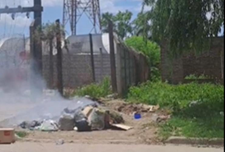 Imagen de Usan una casa en construcci&oacute;n como ba&ntilde;o p&uacute;blico: basura, incendios y bronca vecinal en la zona de la vieja Usina
