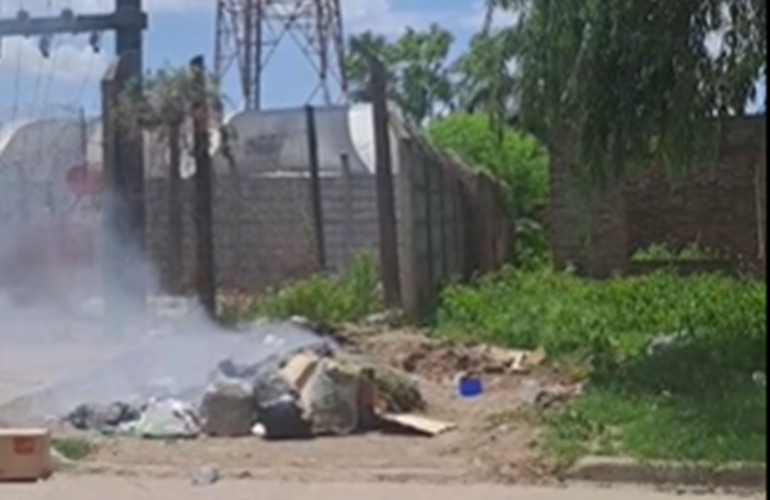 Imagen de Usan una casa en construcci&oacute;n como ba&ntilde;o p&uacute;blico: basura, incendios y bronca vecinal en la zona de la vieja Usina