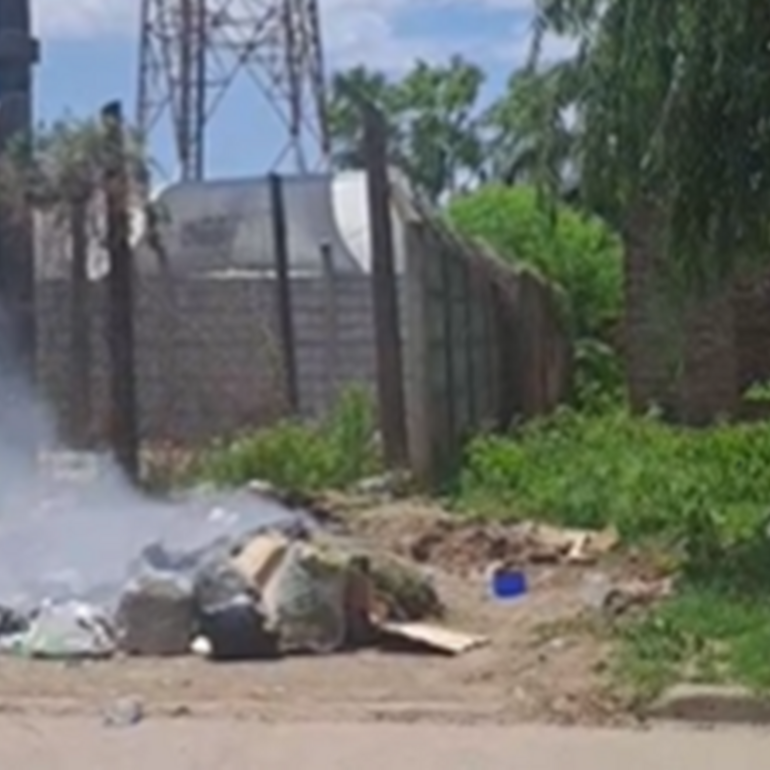 Imagen de Usan una casa en construcci&oacute;n como ba&ntilde;o p&uacute;blico: basura, incendios y bronca vecinal en la zona de la vieja Usina