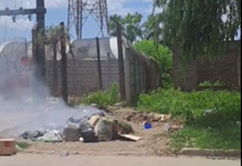 Imagen de Usan una casa en construcci&oacute;n como ba&ntilde;o p&uacute;blico: basura, incendios y bronca vecinal en la zona de la vieja Usina