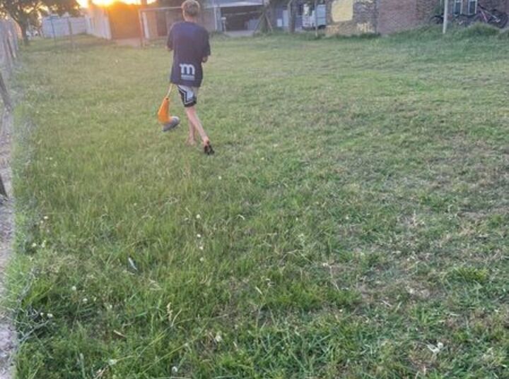 Imagen de Indignaci&oacute;n en Barrio G&uuml;emes: Ante la ausencia municipal, los vecinos pagaron para mantener la cancha