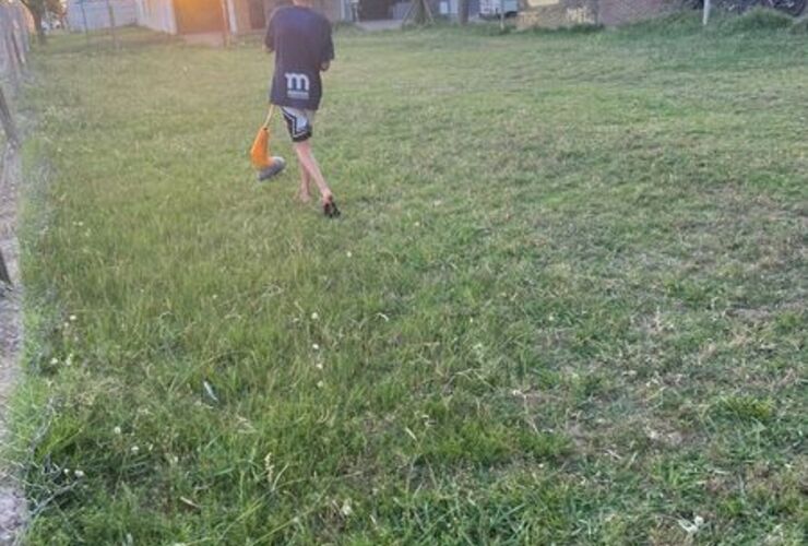 Imagen de Indignaci&oacute;n en Barrio G&uuml;emes: Ante la ausencia municipal, los vecinos pagaron para mantener la cancha