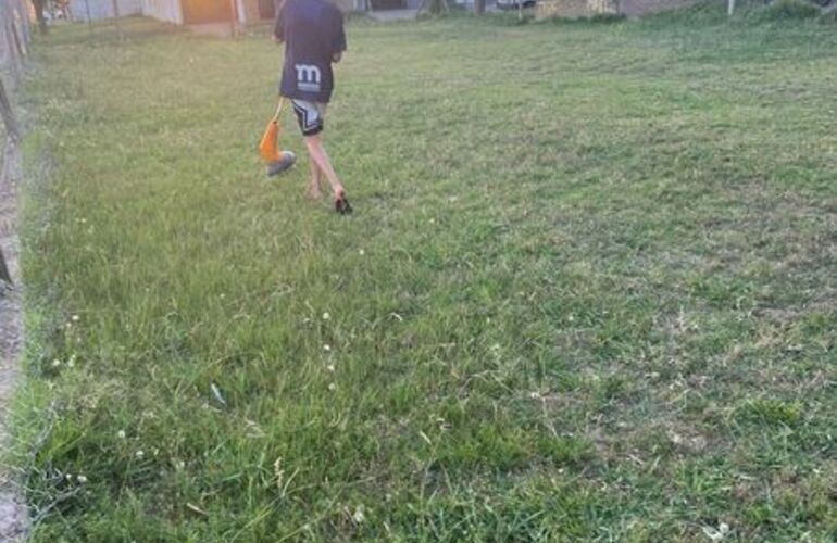 Imagen de Indignaci&oacute;n en Barrio G&uuml;emes: Ante la ausencia municipal, los vecinos pagaron para mantener la cancha