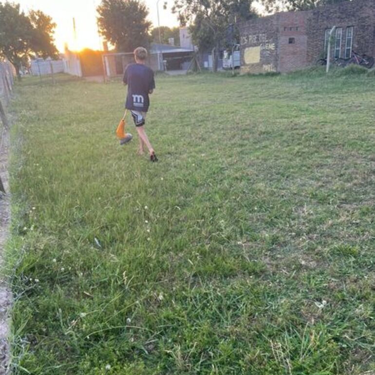 Imagen de Indignaci&oacute;n en Barrio G&uuml;emes: Ante la ausencia municipal, los vecinos pagaron para mantener la cancha
