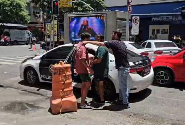 Imagen de Escándalo en Brasil: dos turistas argentinos detenidos por robar whisky de lujo en un súper de Copacabana Imagen de Escándalo en Brasil: dos turistas argentinos detenidos por robar whisky de lujo en un súper de Copacabana