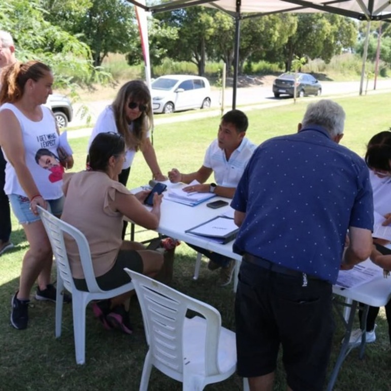 Imagen de Realizaron una nueva jornada de relevamiento de escrituras en el barrio Santa Rita