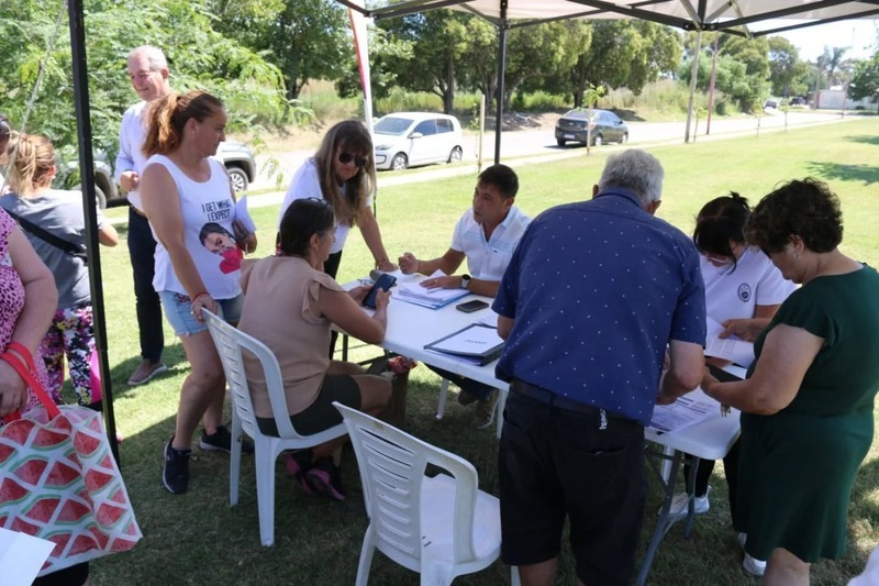 Imagen de Realizaron una nueva jornada de relevamiento de escrituras en el barrio Santa Rita