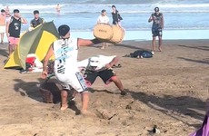 Imagen de Se pudri&oacute; todo: batalla campal entre churreros y vendedores en la playa de Mar Azul