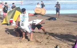 Imagen de Se pudri&oacute; todo: batalla campal entre churreros y vendedores en la playa de Mar Azul