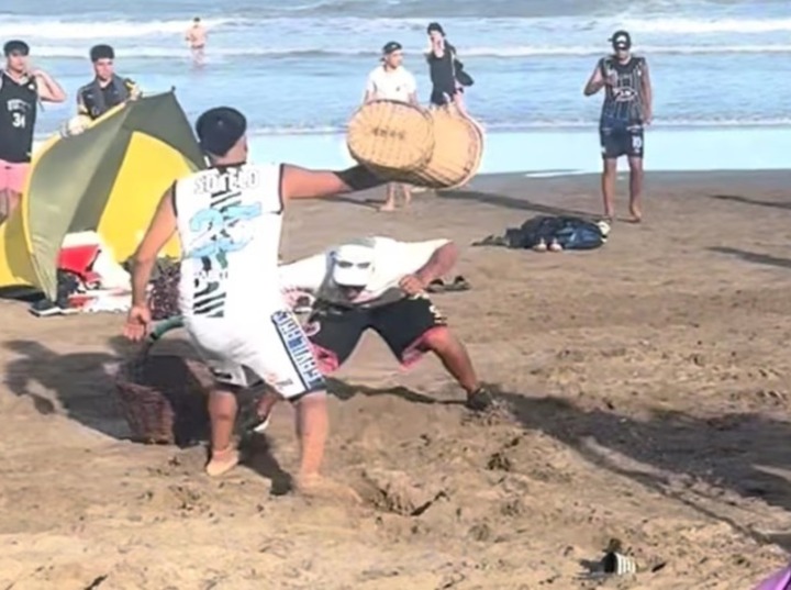 Imagen de Se pudri&oacute; todo: batalla campal entre churreros y vendedores en la playa de Mar Azul