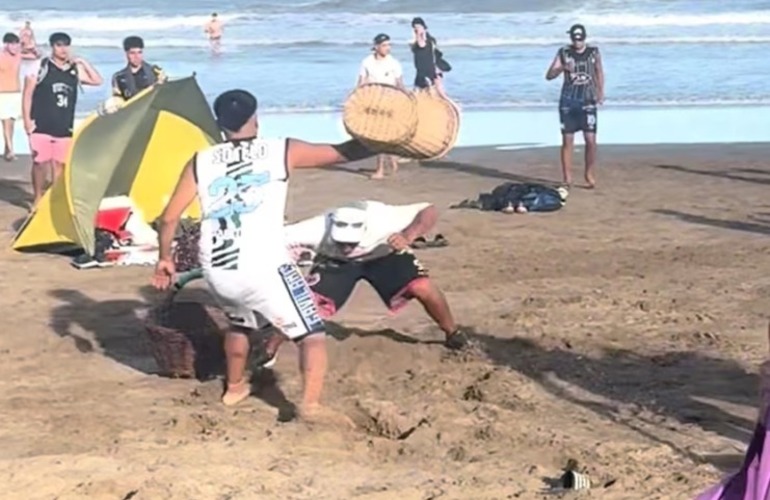 Imagen de Se pudri&oacute; todo: batalla campal entre churreros y vendedores en la playa de Mar Azul