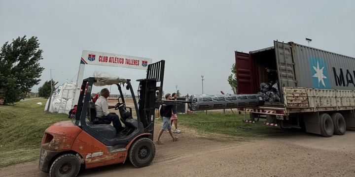 Imagen de Hockey Talleres: lleg&oacute; el c&eacute;sped sint&eacute;tico para la cancha y la obra contin&uacute;a