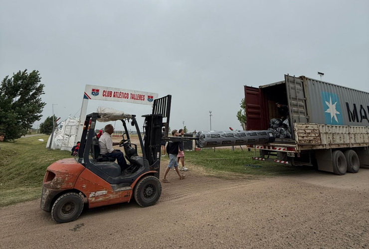 Imagen de Hockey Talleres: lleg&oacute; el c&eacute;sped sint&eacute;tico para la cancha y la obra contin&uacute;a
