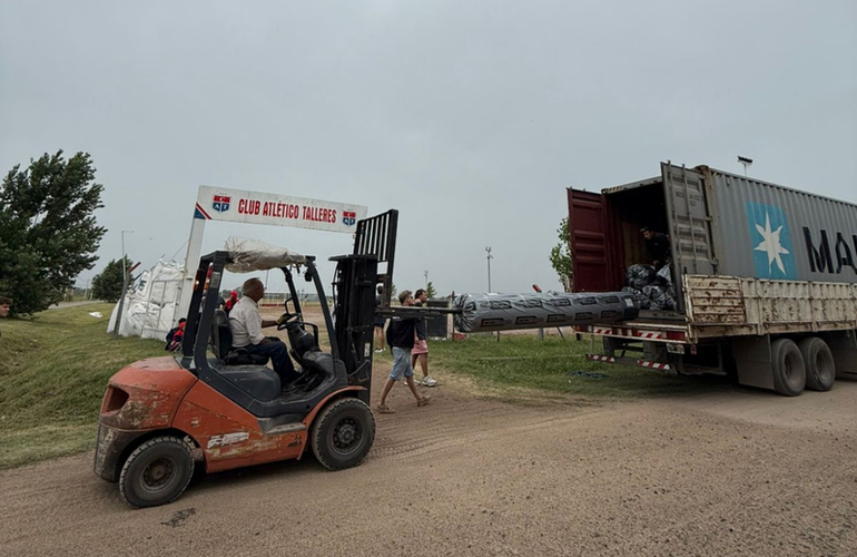 Imagen de Hockey Talleres: lleg&oacute; el c&eacute;sped sint&eacute;tico para la cancha y la obra contin&uacute;a
