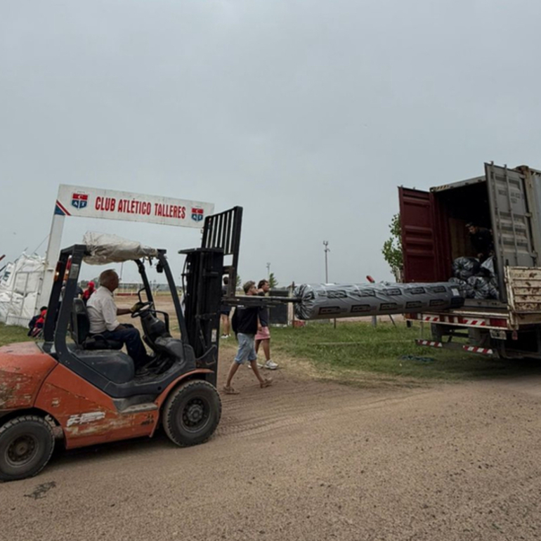 Imagen de Hockey Talleres: lleg&oacute; el c&eacute;sped sint&eacute;tico para la cancha y la obra contin&uacute;a