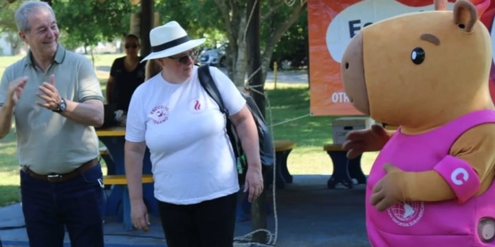 Imagen de �Capi�, la mascota de los Juegos Suramericanos 2026, visit&oacute; la Escuela de Verano