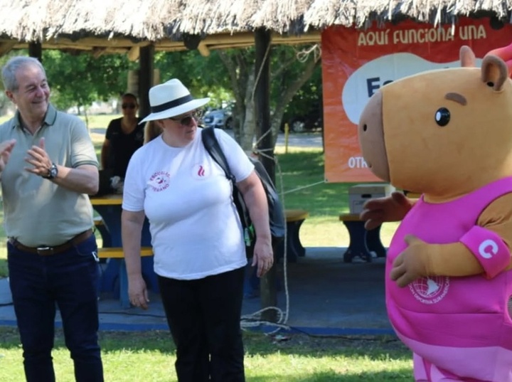 Imagen de �Capi�, la mascota de los Juegos Suramericanos 2026, visit&oacute; la Escuela de Verano