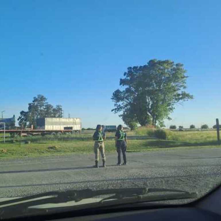 Personal de Control Urbano en el acceso autopista.