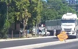 Imagen de Cami&oacute;n y utilitario involucrados en un accidente