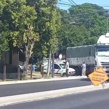 Imagen de Cami&oacute;n y utilitario involucrados en un accidente