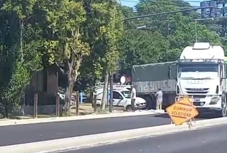 Imagen de Cami&oacute;n y utilitario involucrados en un accidente